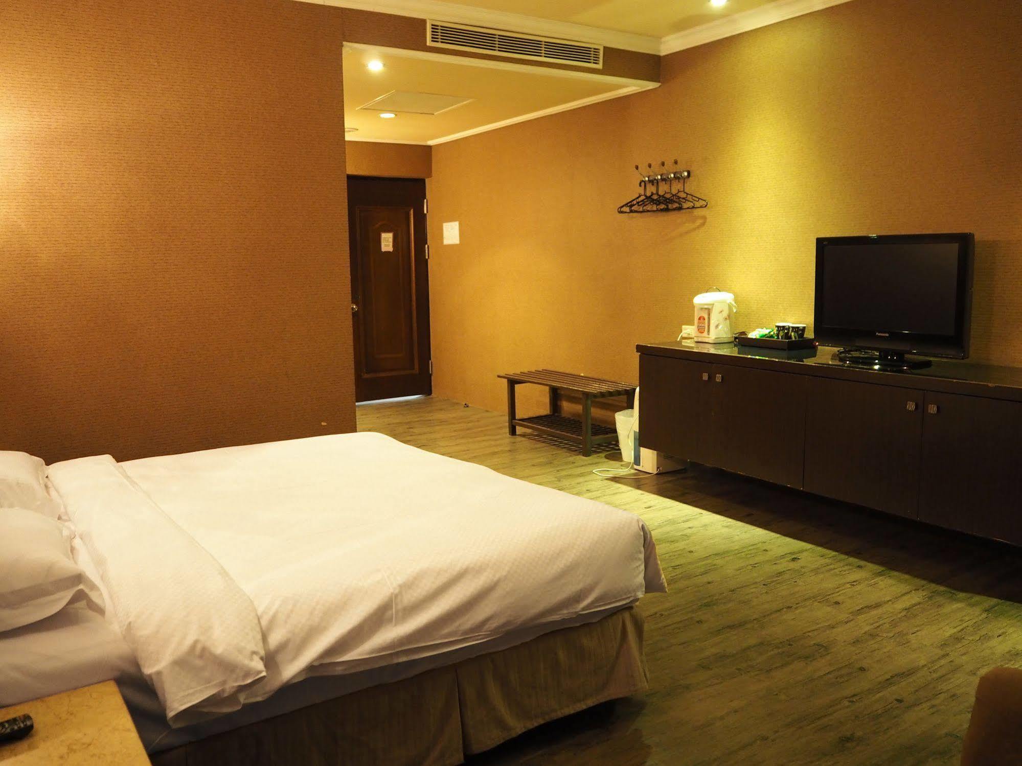 גאושיונג The Riverside Hotel & Motel מראה חיצוני תמונה